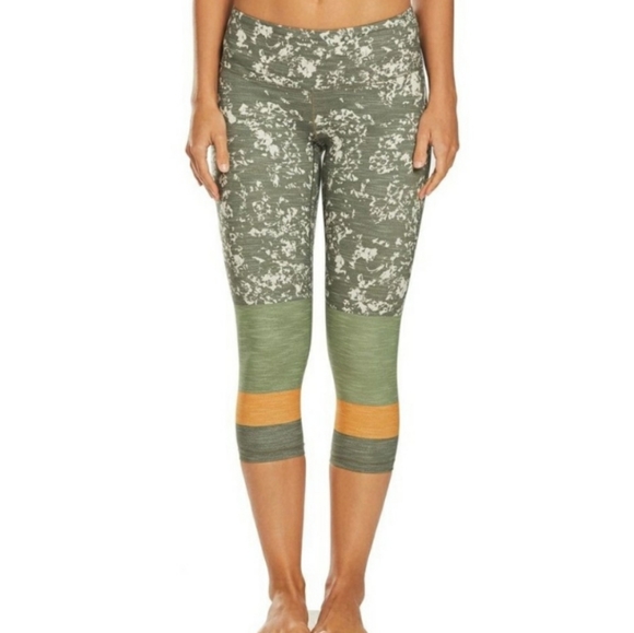 PrAna Pillar Workout Capri Moisture Wick Leggings - Size M - Picture 3 of 5